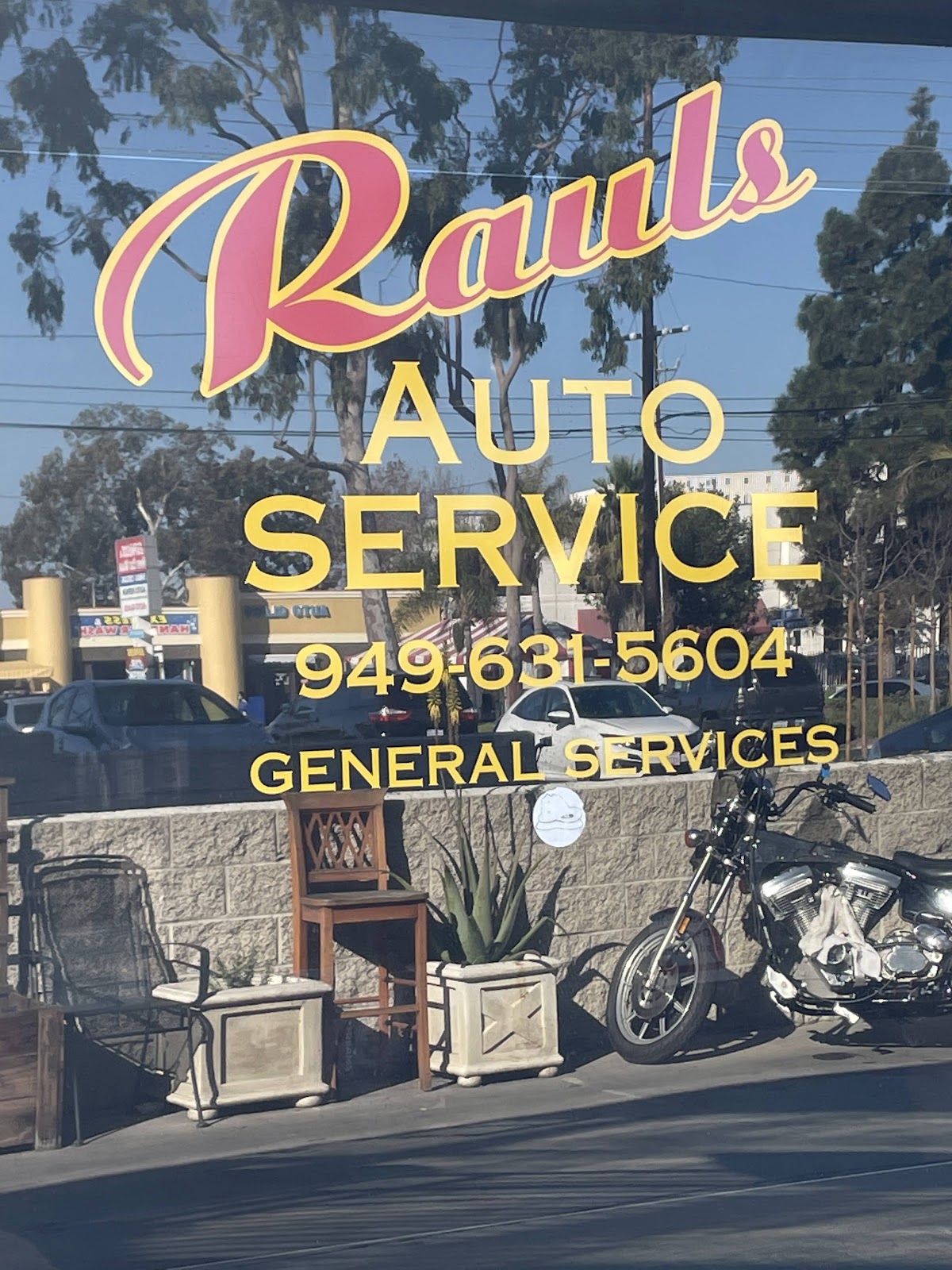 Raul's Auto Service window signage